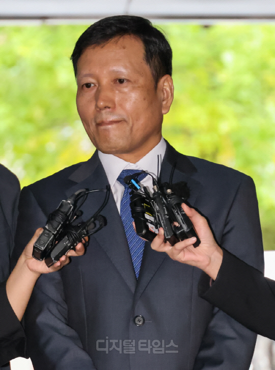 티몬·위메프 대규모 미정산 사태와 관련해 구영배 큐텐 그룹 대표가 10일 서울중앙지방법원에서 열린 구속 전 피의자 심문(영장실질심사)에 출석하며 취재진 질문에 답하고 있다.